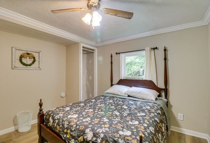 Cozy Virginia Escape W/ Deck, Grill & Fire Pit!