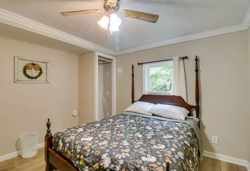 Cozy Virginia Escape W/ Deck, Grill & Fire Pit!