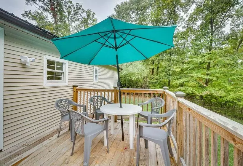 Cozy Virginia Escape W/ Deck, Grill & Fire Pit!