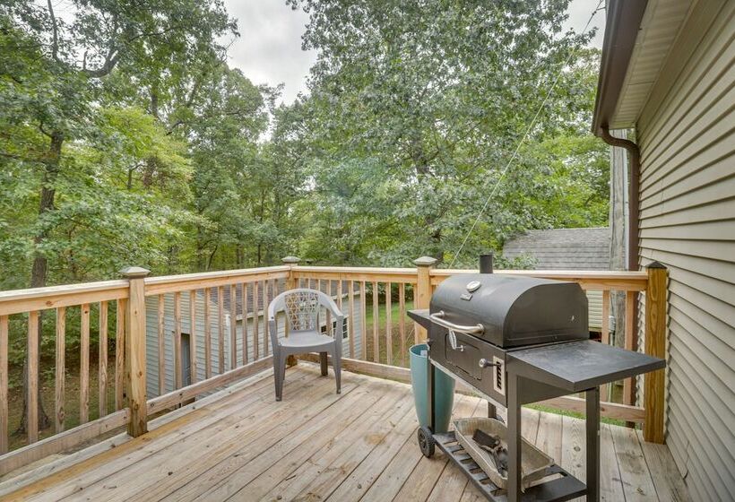 Cozy Virginia Escape W/ Deck, Grill & Fire Pit!