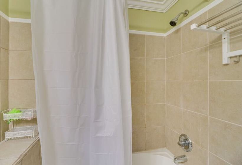 Cozy Virginia Escape W/ Deck, Grill & Fire Pit!