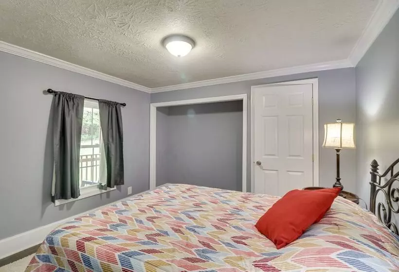 Cozy Virginia Escape W/ Deck, Grill & Fire Pit!