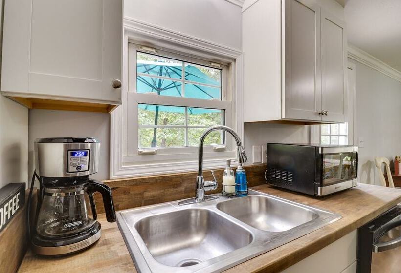 Cozy Virginia Escape W/ Deck, Grill & Fire Pit!