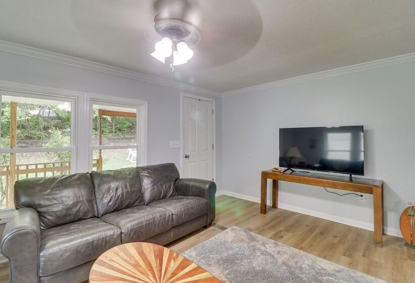 Cozy Virginia Escape W/ Deck, Grill & Fire Pit!