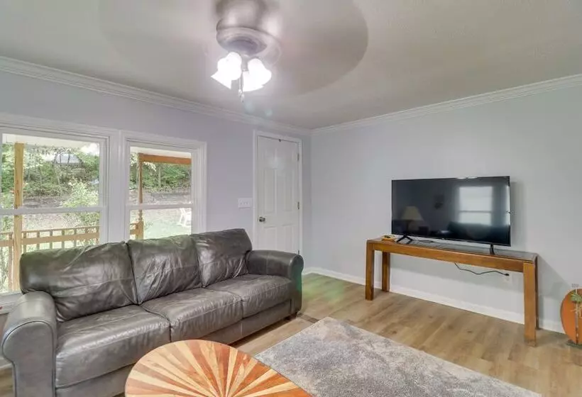 Cozy Virginia Escape W/ Deck, Grill & Fire Pit!