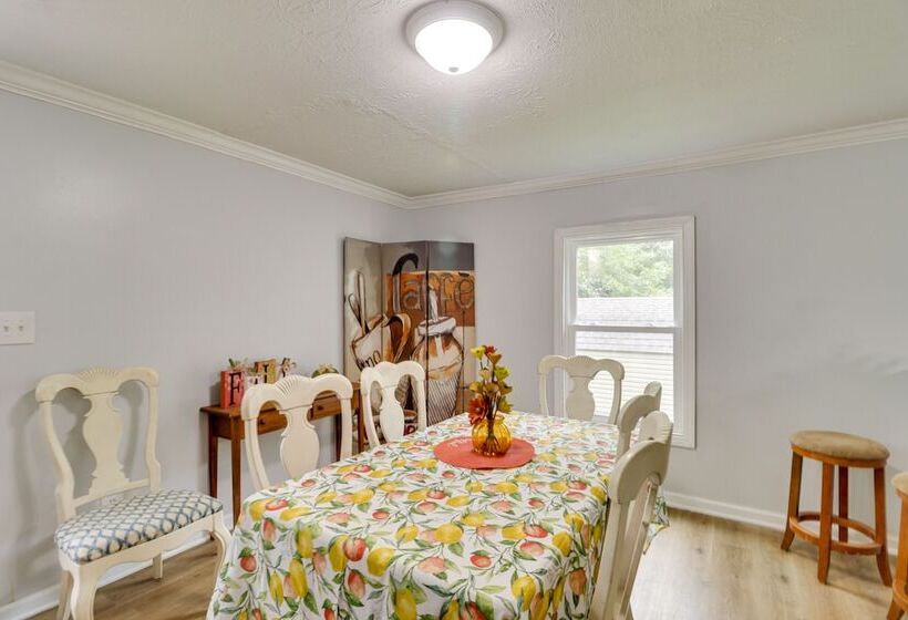 Cozy Virginia Escape W/ Deck, Grill & Fire Pit!