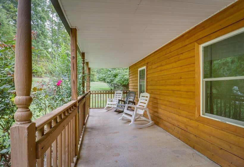 Cozy Virginia Escape W/ Deck, Grill & Fire Pit!
