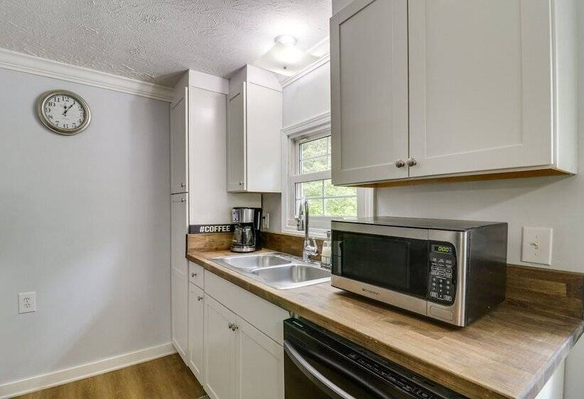 Cozy Virginia Escape W/ Deck, Grill & Fire Pit!