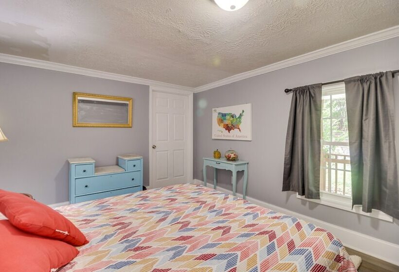 Cozy Virginia Escape W/ Deck, Grill & Fire Pit!