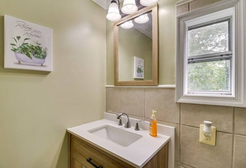 Cozy Virginia Escape W/ Deck, Grill & Fire Pit!