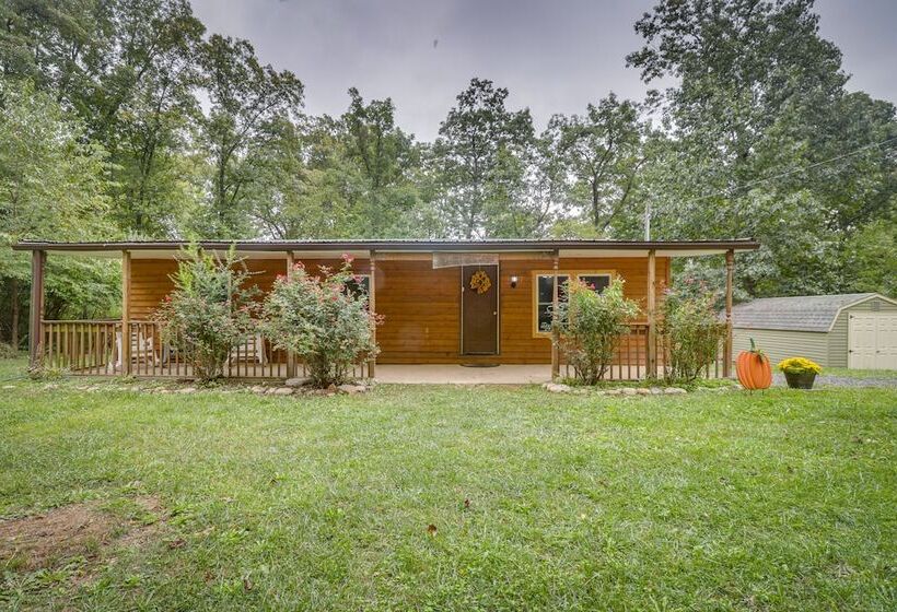 Cozy Virginia Escape W/ Deck, Grill & Fire Pit!