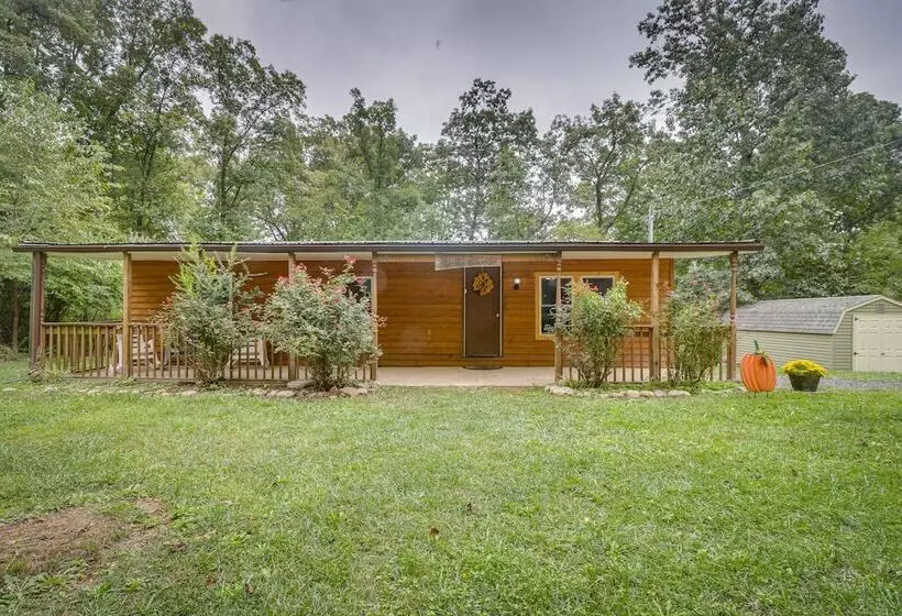 Cozy Virginia Escape W/ Deck, Grill & Fire Pit!
