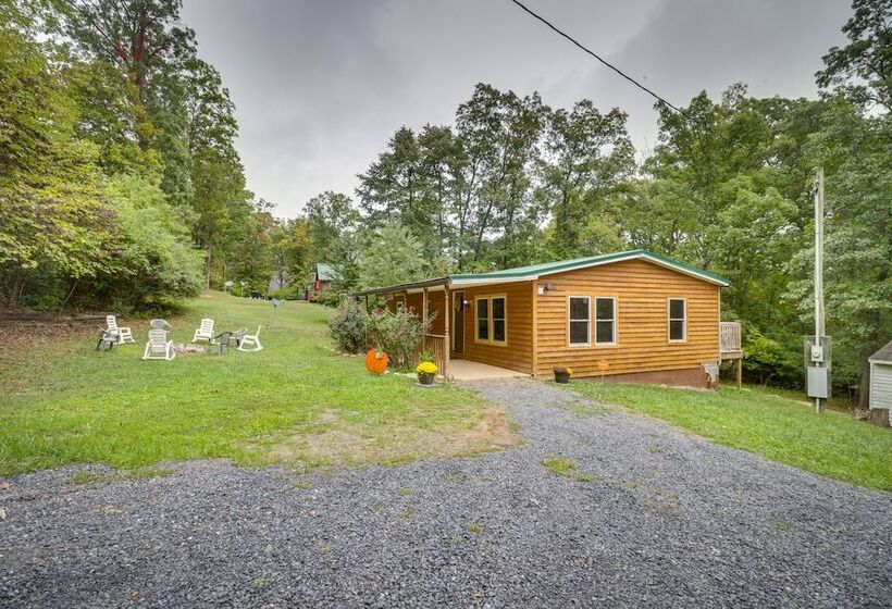 Cozy Virginia Escape W/ Deck, Grill & Fire Pit!