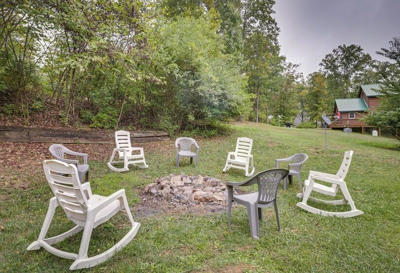Cozy Virginia Escape W/ Deck, Grill & Fire Pit!