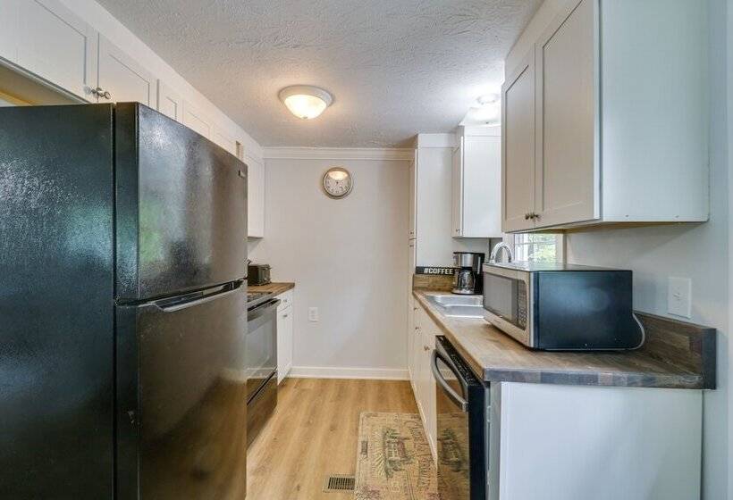 Cozy Virginia Escape W/ Deck, Grill & Fire Pit!