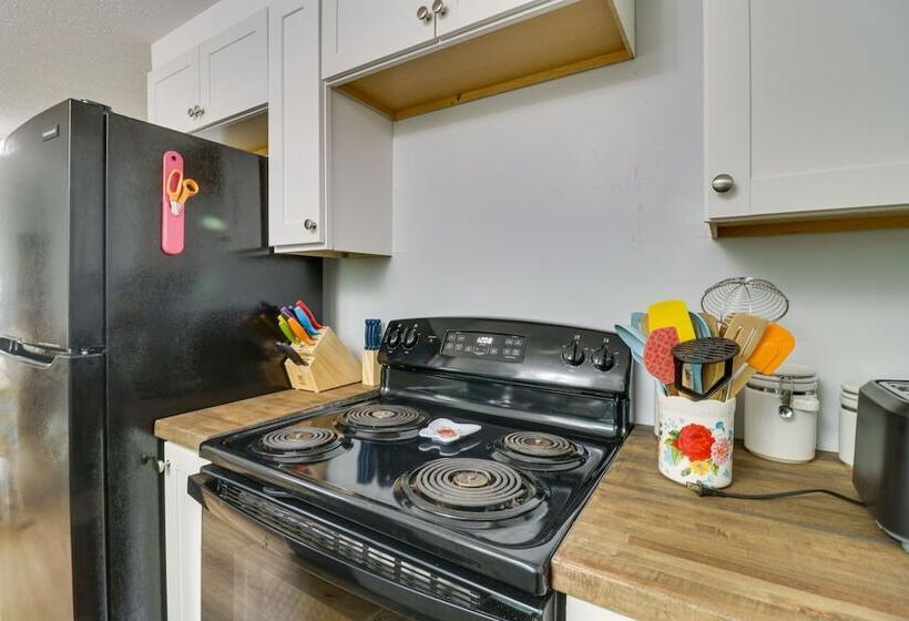 Cozy Virginia Escape W/ Deck, Grill & Fire Pit!