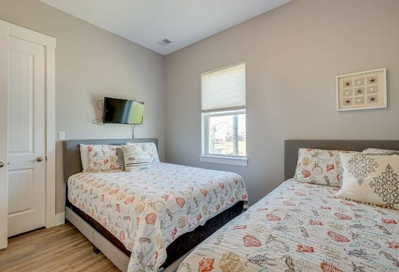 Galveston Home W/ Outdoor Shower: Steps To Beach!