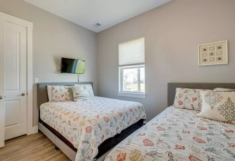 Galveston Home W/ Outdoor Shower: Steps To Beach!