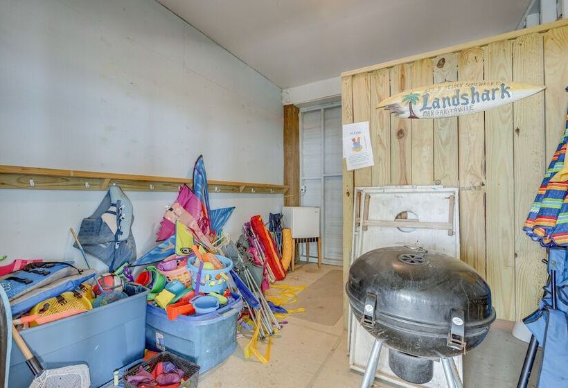 Galveston Home W/ Outdoor Shower: Steps To Beach!