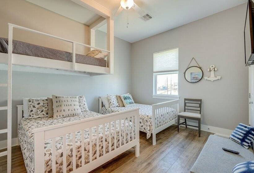 Galveston Home W/ Outdoor Shower: Steps To Beach!