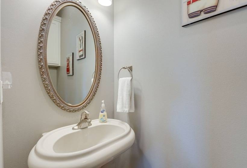 Galveston Home W/ Outdoor Shower: Steps To Beach!