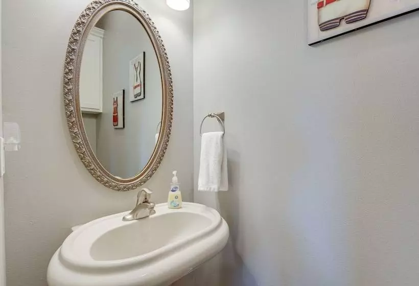 Galveston Home W/ Outdoor Shower: Steps To Beach!