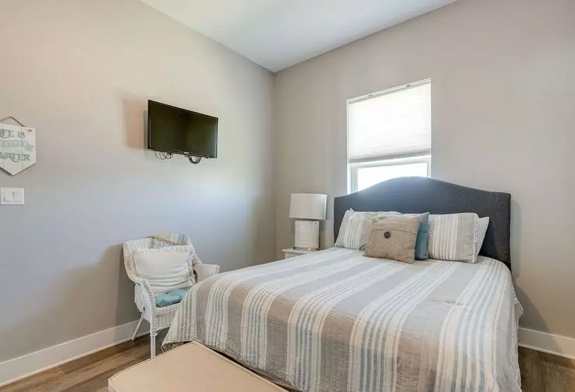 Galveston Home W/ Outdoor Shower: Steps To Beach!