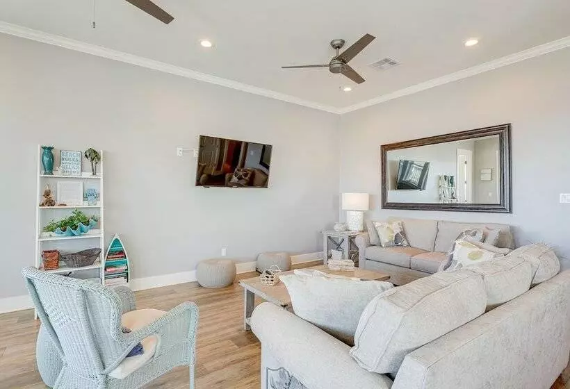 Galveston Home W/ Outdoor Shower: Steps To Beach!