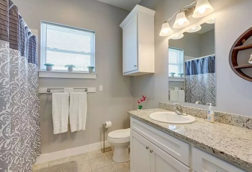 Galveston Home W/ Outdoor Shower: Steps To Beach!