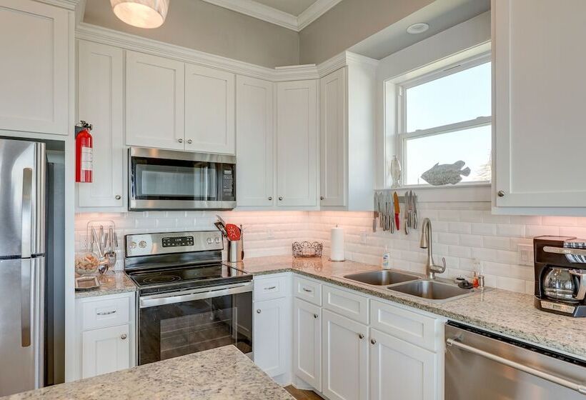 Galveston Home W/ Outdoor Shower: Steps To Beach!