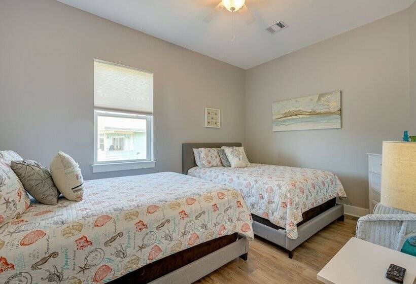 Galveston Home W/ Outdoor Shower: Steps To Beach!