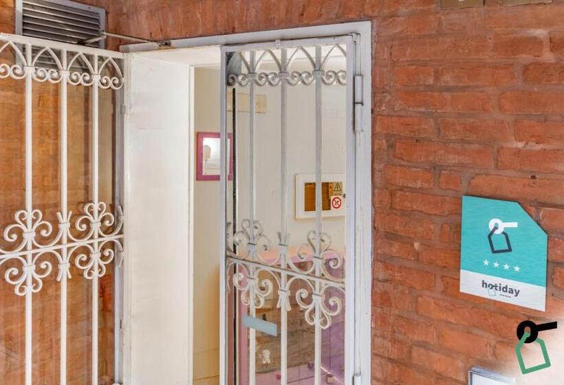 مسافرخانه Hotiday Room Collection Ferrara