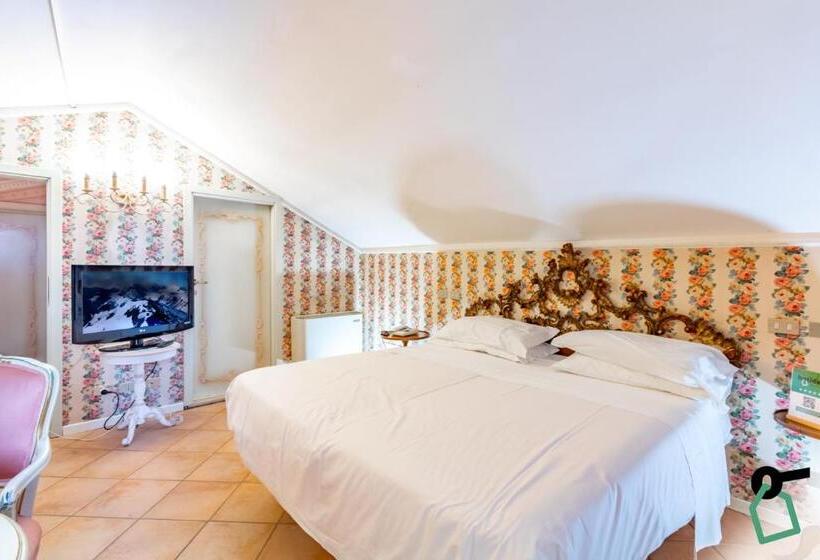 مسافرخانه Hotiday Room Collection Ferrara