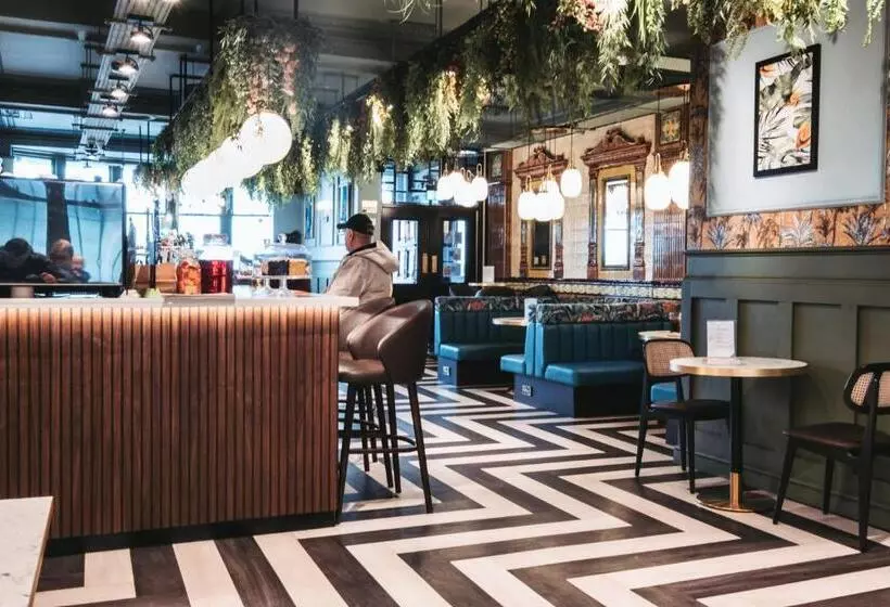 هتل The Royal Bar & Shaker