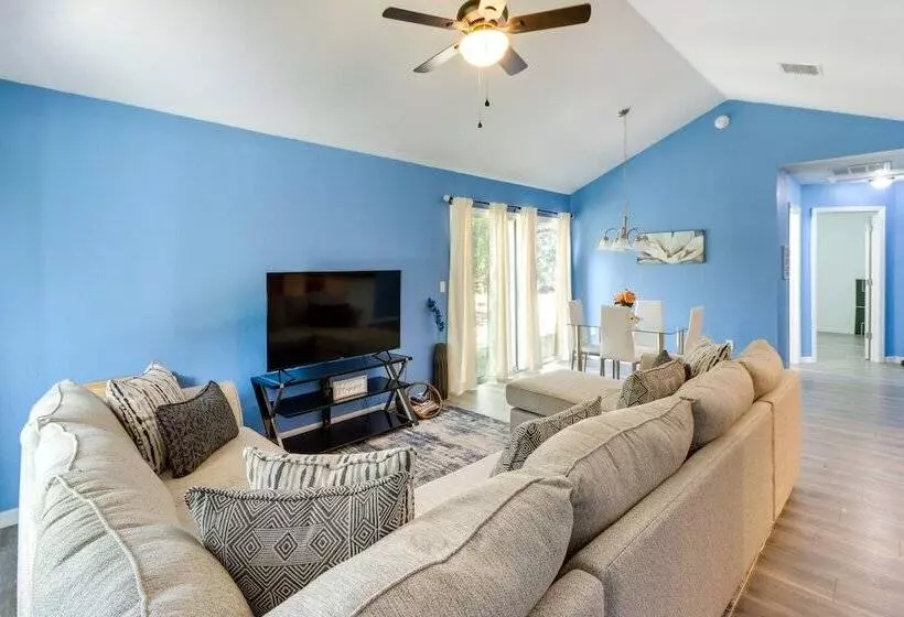 Inviting Ocklawaha Home W/ Porch: Ideal Location!