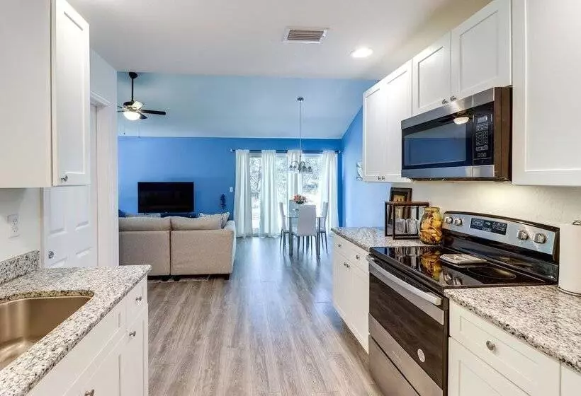 Inviting Ocklawaha Home W/ Porch: Ideal Location!