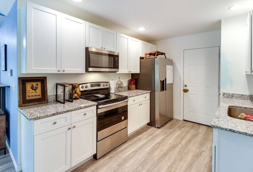 Inviting Ocklawaha Home W/ Porch: Ideal Location!