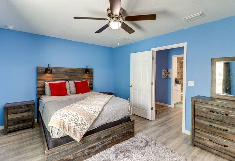 Inviting Ocklawaha Home W/ Porch: Ideal Location!