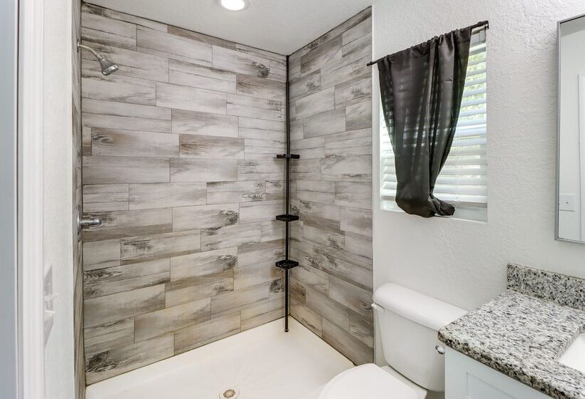 Inviting Ocklawaha Home W/ Porch: Ideal Location!