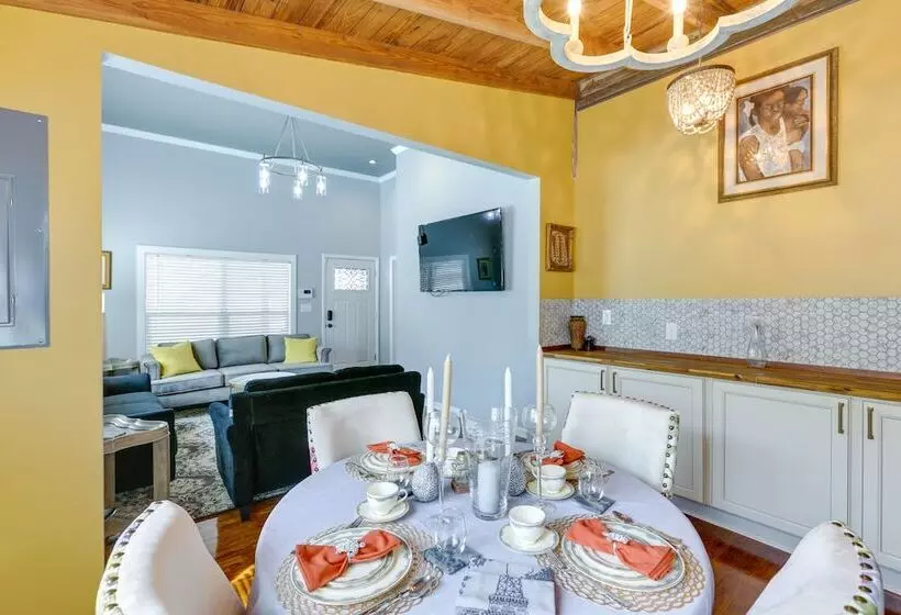 Inviting Quincy Cottage: Walk To Historic Downtown