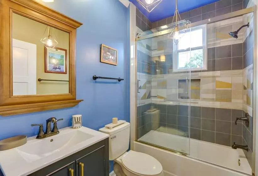 Inviting Quincy Cottage: Walk To Historic Downtown