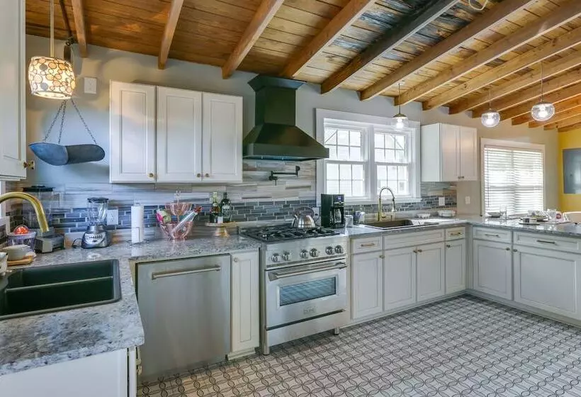 Inviting Quincy Cottage: Walk To Historic Downtown