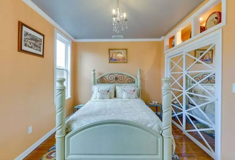 Inviting Quincy Cottage: Walk To Historic Downtown