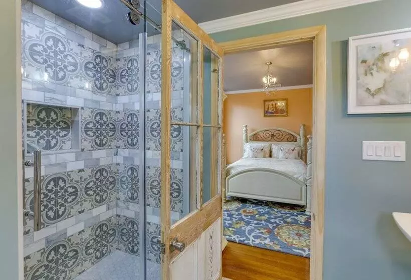 Inviting Quincy Cottage: Walk To Historic Downtown