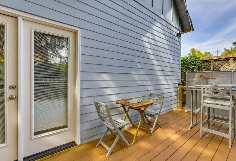 Inviting Quincy Cottage: Walk To Historic Downtown