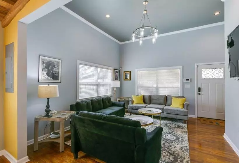Inviting Quincy Cottage: Walk To Historic Downtown