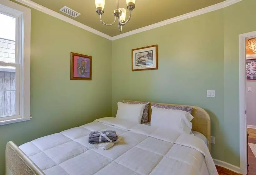 Inviting Quincy Cottage: Walk To Historic Downtown