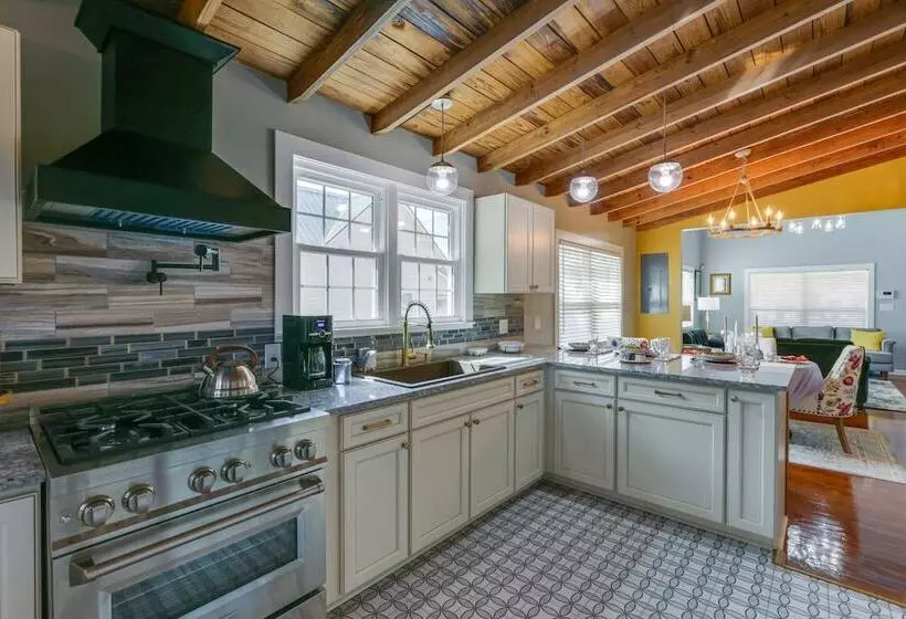 Inviting Quincy Cottage: Walk To Historic Downtown