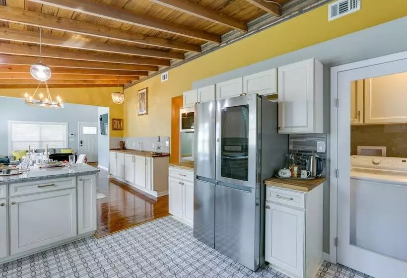 Inviting Quincy Cottage: Walk To Historic Downtown