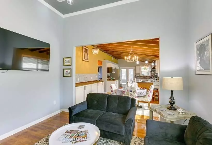 Inviting Quincy Cottage: Walk To Historic Downtown